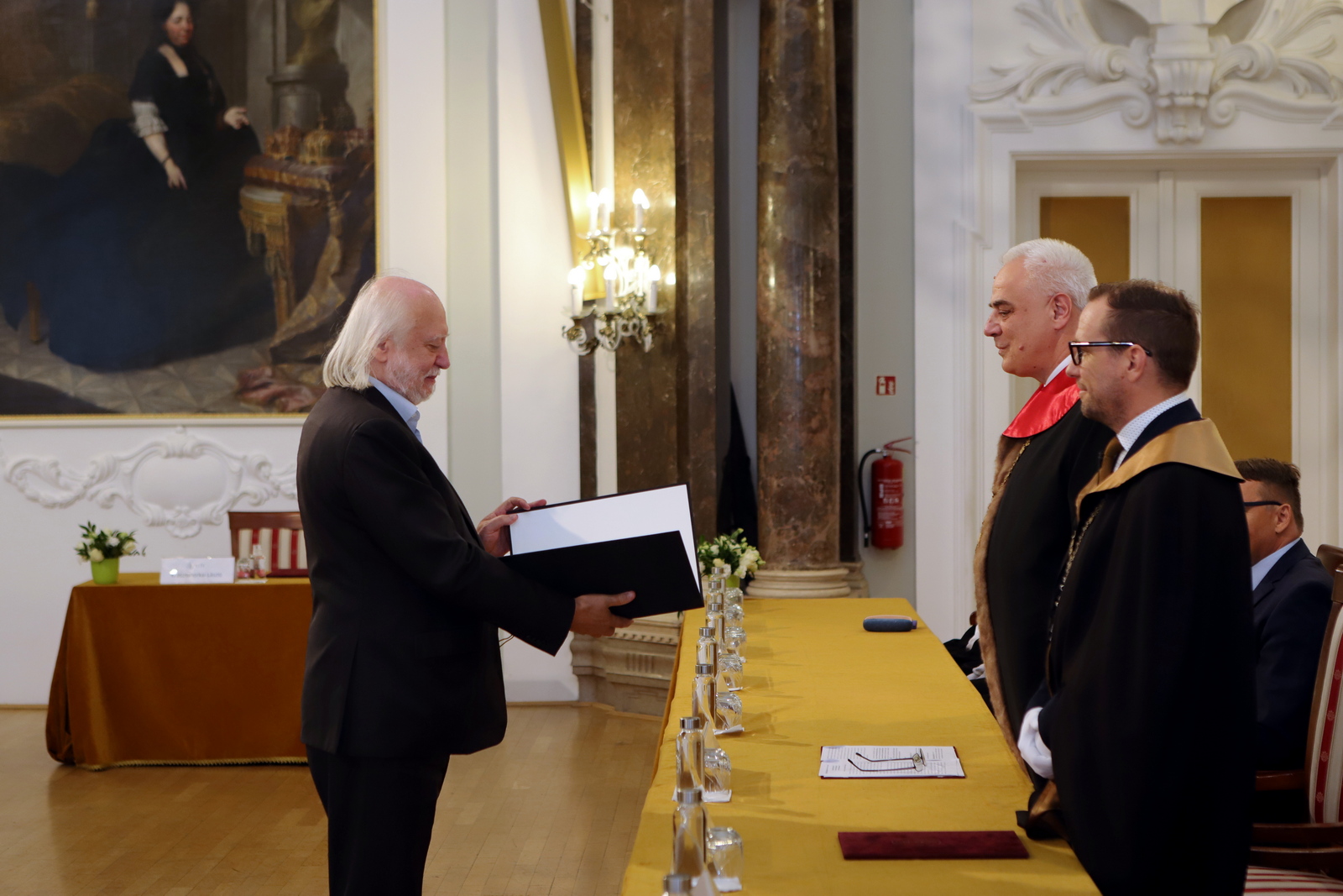 díszdoktori oklevél átadása